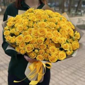 Букет из 55 кустовых желтых роз —