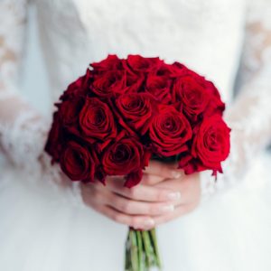 Букет невесты из 25 красных роз — Бордовые розы невесте