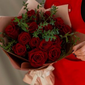 Букет из 15 бордовых роз в упаковке — 15 роз в упаковке