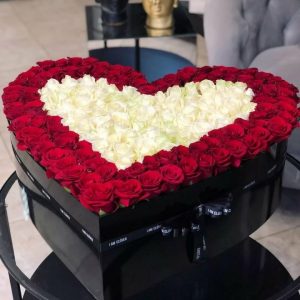101 красно-белая роза в коробке-сердце — Розы