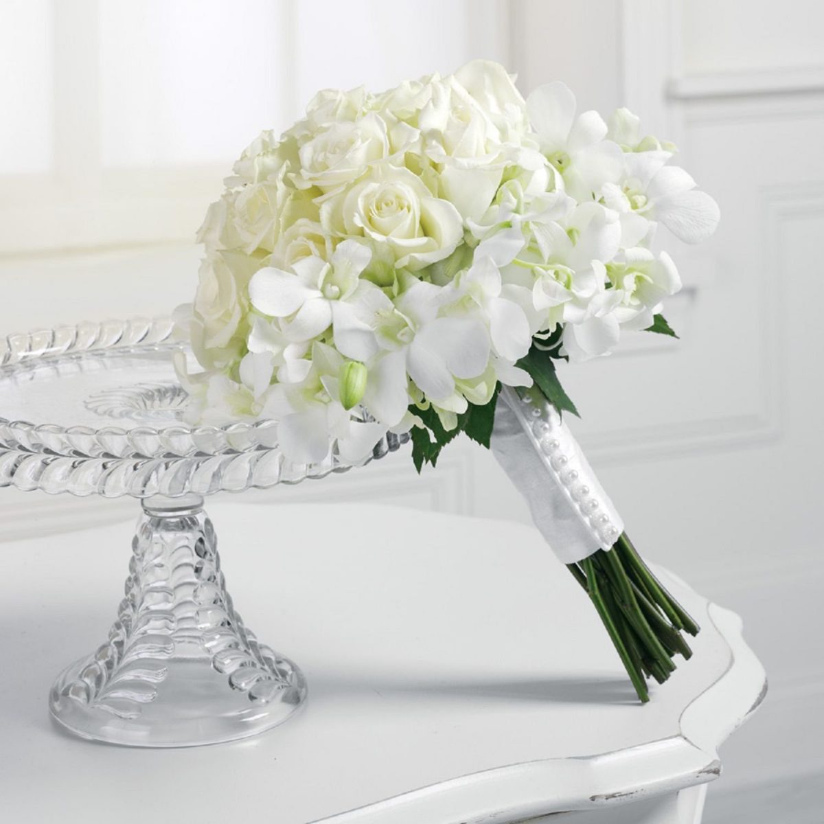 Купить белый букет невесты из гортензий и роз по доступной цене с доставкой  в Москве и области в интернет-магазине Город Букетов