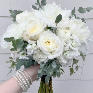 Белый свадебный букет из цветов