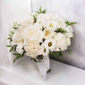 Белый букет невесты из роз и эустом