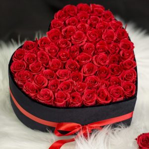 Букет из 51 бордовой розы в коробке-сердце — Розы