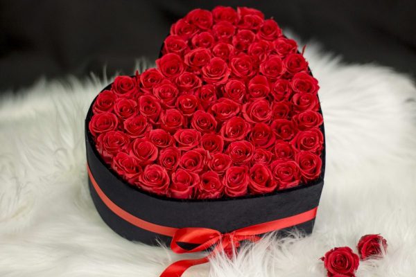 Букет из 51 бордовой розы в коробке-сердце