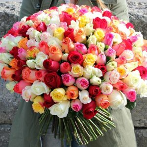 Букет из 151 яркой розы 70 см — 150 роз