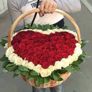 101 роза сердце в корзине