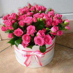 15 розовых кустовых роз в коробке —