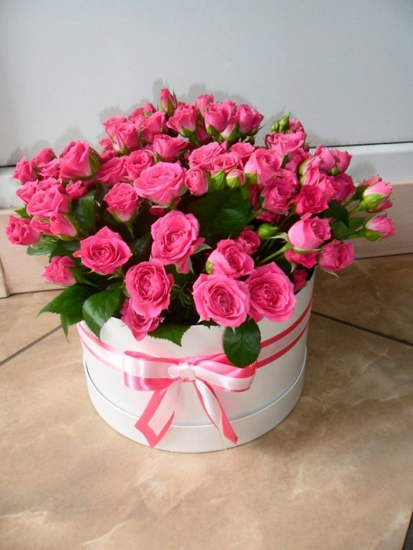 15 розовых кустовых роз в коробке