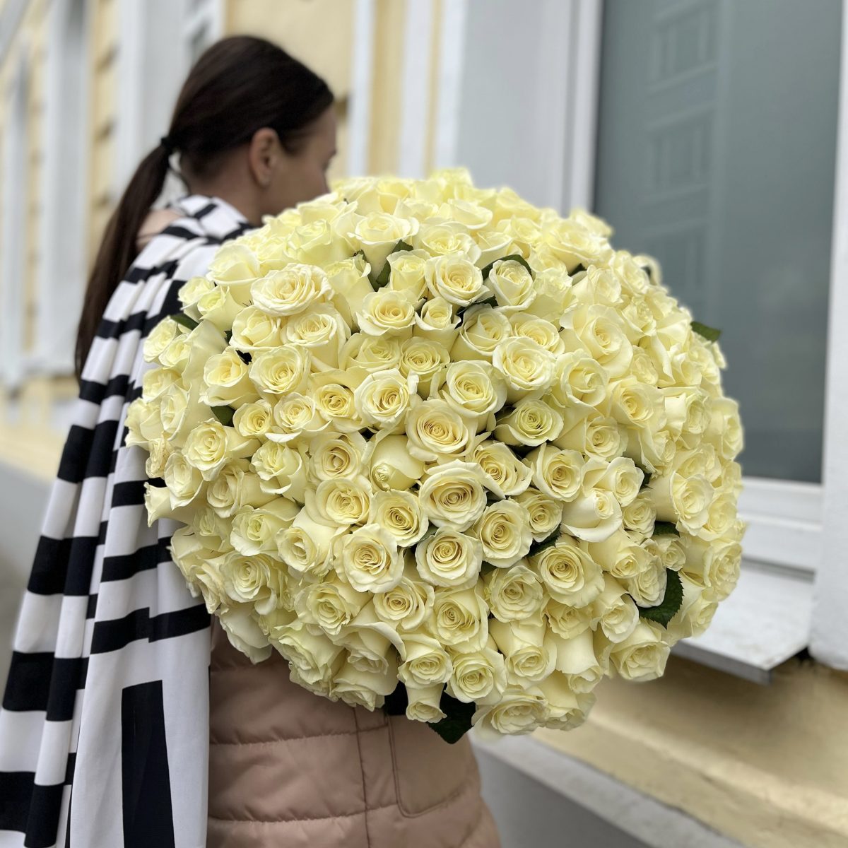 Купить букет из 151 белой розы 70 см по доступной цене с доставкой в Москве и области в интернет-магазине Город Букетов