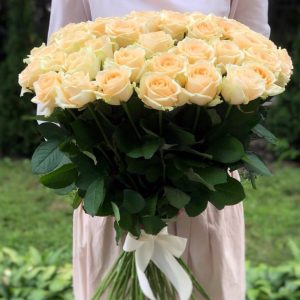 Букет из 51 персиковой розы 80 см — Розы