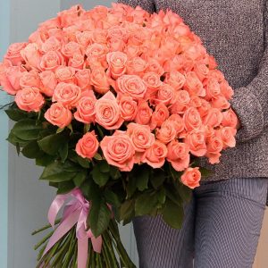 Букет из 75 коралловых роз 50 см — Розы