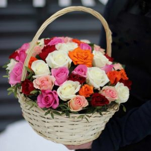 25 роз Микс в корзине — 25 разноцветных роз