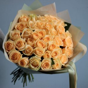 Букет из 51 персиковой розы 70 см в упаковке — 51 роза девушке
