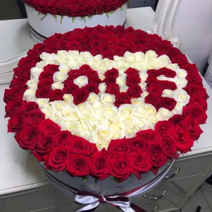 201 роза в коробке «Люблю» — 203 розы