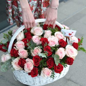 51 розовая и красная роза в корзине — Розы