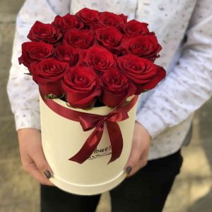 Букет из 15 красных роз в коробке