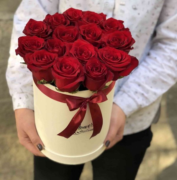 Букет из 15 красных роз в коробке
