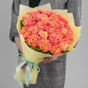 Букет из 25 коралловых роз (40 см) — Розы