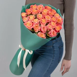 Букет из 15 коралловых роз 70 см в упаковке — 15 длинных роз