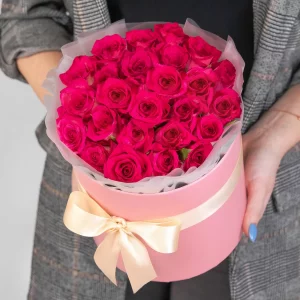 Букет из 25 малиновых роз в коробке — Розы