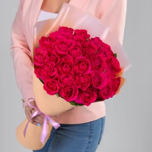 25 малиновых роз (70 см) в упаковке — Розы