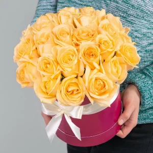 Букет из 25 персиковых роз в коробке — Нежные персиковые розы