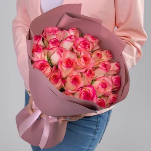 Букет из 25 розово-белых роз (40 см) — Розы