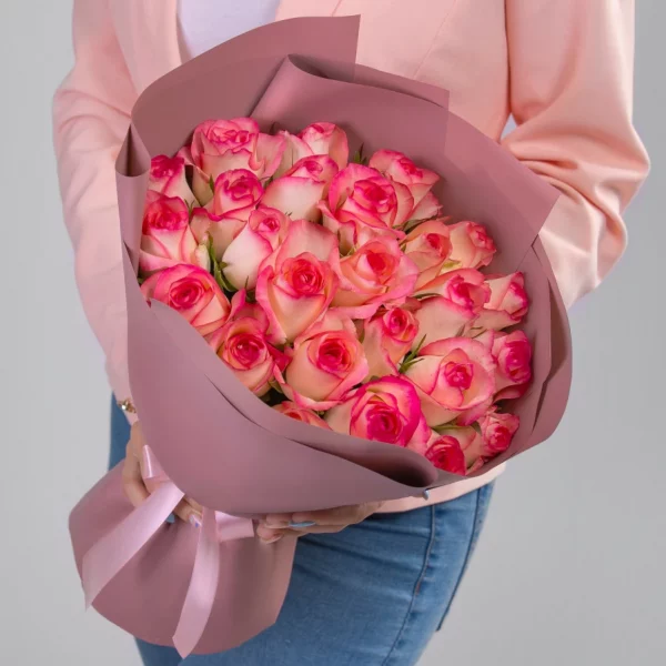 Букет из 25 розово-белых роз (40 см)