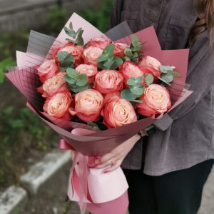 15 коралловых пионовидных роз — 15 роз в упаковке
