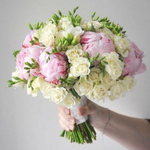 Букет невесты из роз и нежных пионов