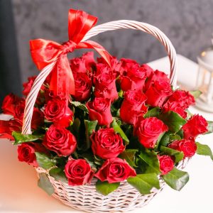 Букет из 20 роз в корзине — 20 красных роз