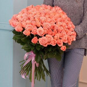 Букет из 101 коралловой розы 60 см — Доставка 101 роза недорого