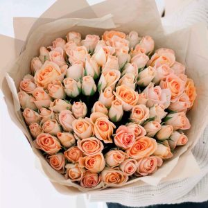 Букет из 75 персиковых роз 40 см — Розы