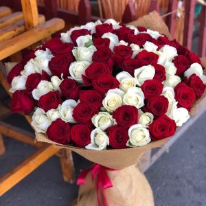 Букет из 101 красно-белой розы 80 см — Розы