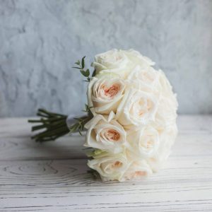 Букет невесты из белых пионовидных роз — Букеты невесты из белых роз