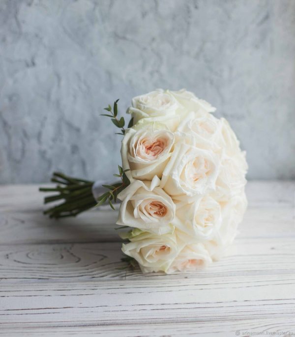 Букет невесты из белых пионовидных роз