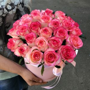 Букет из 25 розово-белых роз в коробке — Розы