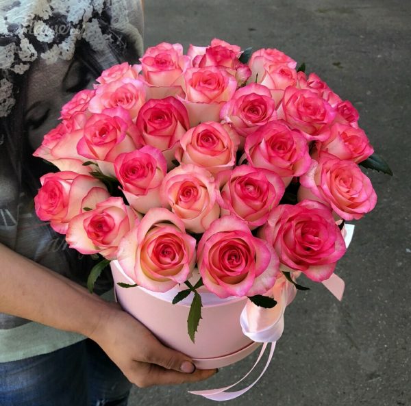 Букет из 25 розово-белых роз в коробке — 25 роз доставка