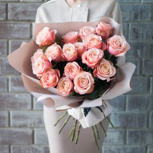 Букет из 15 персиковых роз 50 см — Розы