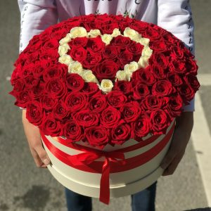 101 красная роза в коробке с сердцем