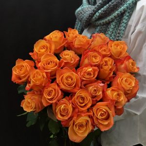 Букет из 25 коралловых роз (60 см) — Розы