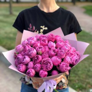 Букет из 35 пионовидных роз Бомбастик — Розы