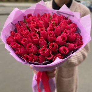 Букет из 51 малиновой розы 80 см — Розы