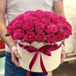 51 ярко-розовая роза в коробке — Розы