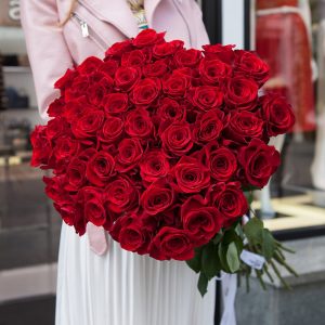 51 красная роза 70 см — Букет красных роз девушке