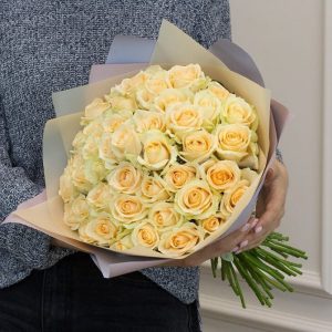 Букет из 51 кремовой розы 50 см — Розы