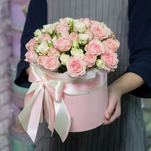 15 нежных кустовых роз в коробке — Купить кустовые розы с доставкой дешево