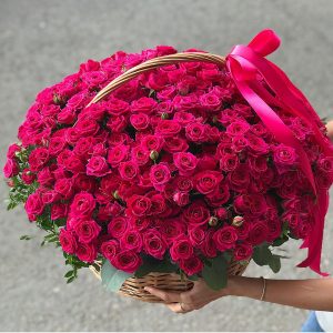 101 кустовая пионовидная роза в корзине — Доставка кустовых роз