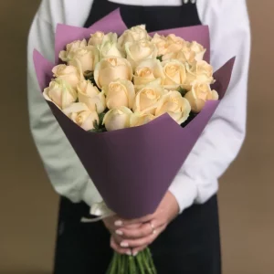 Букет из 25 кремовых роз (60 см) — Розы